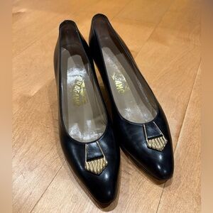 Vintage Salvatore Ferragamo black pumps shoes gold accent 8.5
